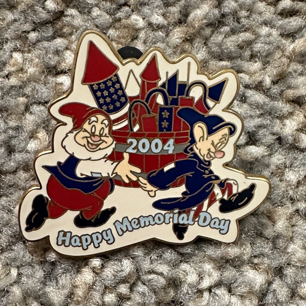 Disney 2004 Happy Memorial Day Pin